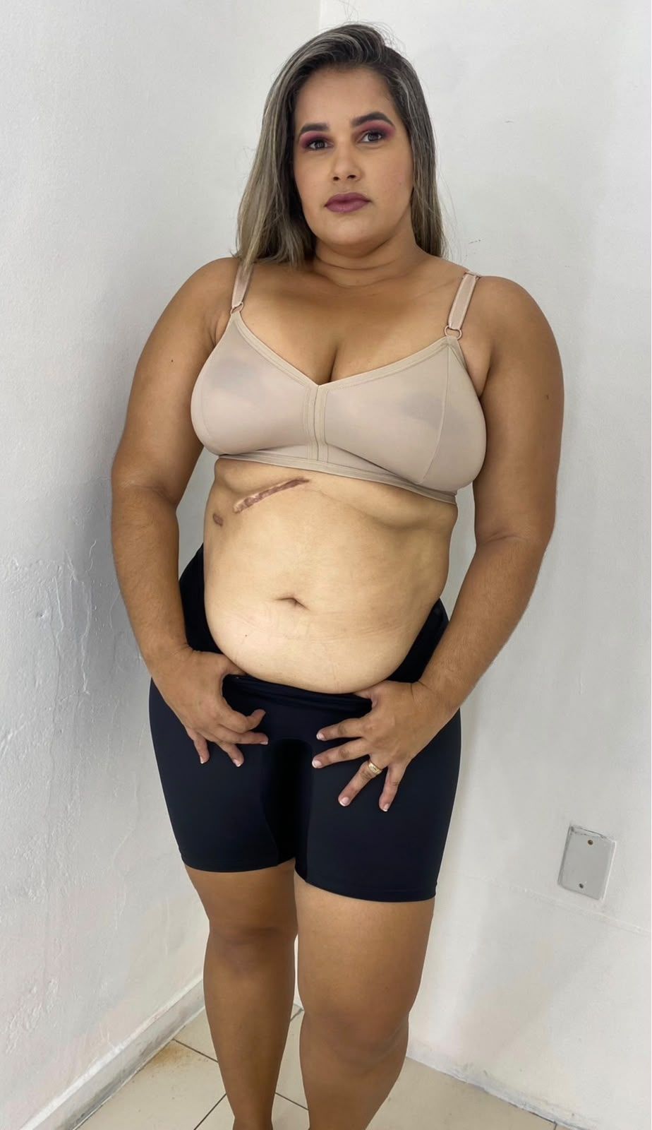 Cliente de frente com a barriga à mostra, antes de vestir o short