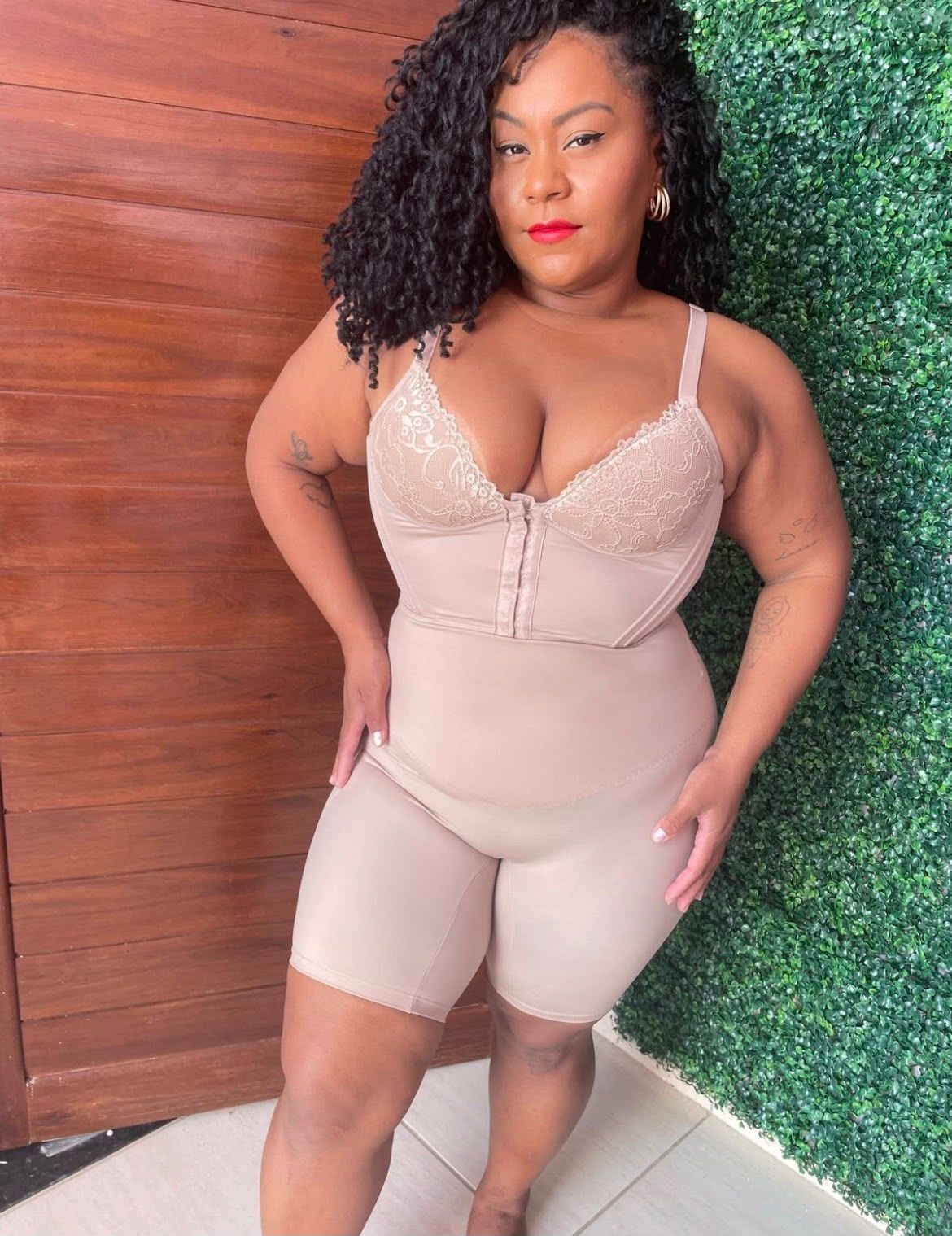 A mesma cliente vestindo o Short Lipo bege com cropped
